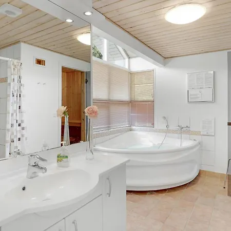 Stunning Home In Aakirkeby With Sauna Tatil Evi
